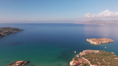 Girit, Yunanistan. Hava aracı atışı. Chania 'daki Falassarna Sahili, Elafonisi lagünü, Falassarna, Tepeler ve Palaiokastro kasabası, Girit, Katholiko Manastırı' ndaki eski Hristiyan kilise kalıntıları, Yunanistan 'ın dönüm noktası.