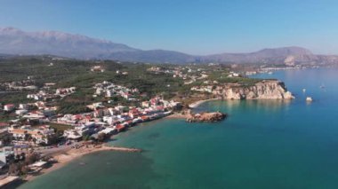 Girit, Yunanistan. Hava aracı atışı. Chania 'daki Falassarna Sahili, Elafonisi lagünü, Falassarna, Tepeler ve Palaiokastro kasabası, Girit, Katholiko Manastırı' ndaki eski Hristiyan kilise kalıntıları, Yunanistan 'ın dönüm noktası.