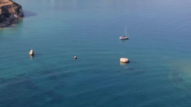 美丽游艇的空中景色 夏天日落时 小船在海上航行 豪华游艇 清澈的蓝水 高山尽收眼底 游轮度假 蓝海泻湖 — 图库视频影像