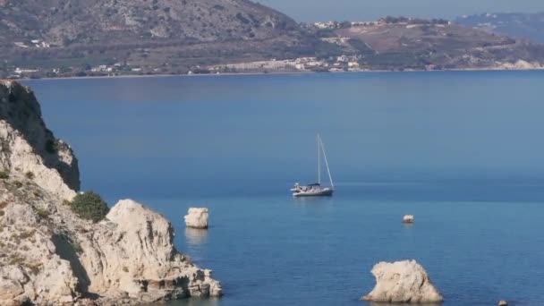 Légi Kilátás Gyönyörű Jacht Hajó Tengeren Naplementekor Nyáron Sziget Görögország — Stock videók