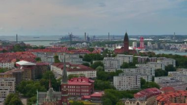 Oscar Fredrik Kilisesi 'nin muhteşem günbatımında Eski Şehir' in manzarası, Göteborg, İsveç. Çatılar panoramik manzara, Göteborg Limanı 'ndaki Klippan limanı, Ünlü Köprü 