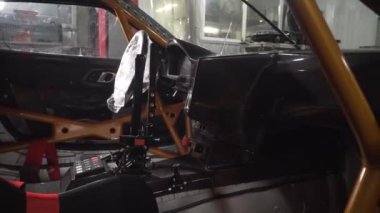 Akort araba. Motor garajda. Sürüklenen araba. Araba servisi. Yakından, Benzin istasyonunda araba tamiri. Benzin istasyonunda avttomobile motor bloğu, fren yastıkları, araba cilalama, otomobil 