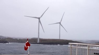 Norveç 'te gezinti. Bottan fiyordun manzarası, tekneden dağların manzarası, şelaleler, yolcu gemileri ve hassas tekneler turistleri gemiden kıyıya taşıyan mavi gökyüzü ile güzel bir günde