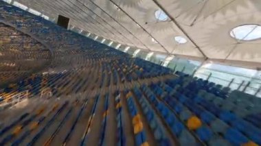FPV uçuşu, Stadyum. Gece gündüz şehir manzarası. Yukarıdan aydınlık stadyuma kadar oyunlar ve taraftarlarla dolu bir manzara. Stadyum, Kiev, Ukrayna, Futbol stadyumu sahası, futbol arka planı, açık hava sporları 