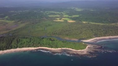 Ada Sahili, deniz dalgalarının kıyıya ulaştığı hava aracı görüntüleri. Plaj temiz turkuaz üst manzara. Güzel sahil. Tropik plaj sörfü. Soyut hava okyanus manzarası, inanılmaz bir manzara.