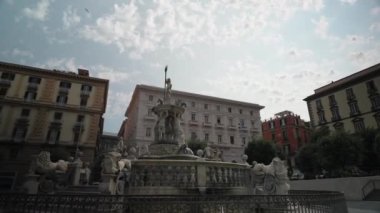 Napoli, İtalya - 08 02 2023: Napoli - İtalya 'daki Neptün Çeşmesi, Napoli' deki Municipio Meydanı 'nda bulunan ünlü Neptün Çeşmesi, 1600 yılında inşa edilen Idyllic Çeşmesi, ilkbaharda halk parkındaki Idyllic Çeşmesi, 