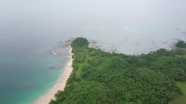 Island Beach Drone Aérien Montrant Des Vagues Océaniques Atteignant Rivage — Video