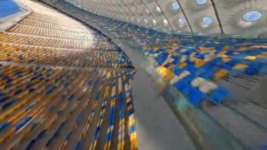 FPV uçuşu, Stadyum. Gece gündüz şehir manzarası. Yukarıdan aydınlık stadyuma kadar oyunlar ve taraftarlarla dolu bir manzara. Stadyum, Kiev, Ukrayna, Futbol stadyumu sahası, futbol arka planı, açık hava sporları 