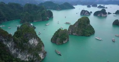 Vietnam 'a seyahat. Tur turizmi keşfi. Bo Hon Adası 'ndan Halong Körfezi manzarası çok güzel. Halong Körfezi, UNESCO Dünya Mirası Alanıdır. Güzel, doğal, kuzey Vietnam.