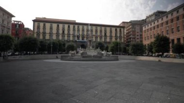 Napoli, İtalya - 08 02 2023: Napoli - İtalya 'daki Neptün Çeşmesi, Napoli' deki Municipio Meydanı 'nda bulunan ünlü Neptün Çeşmesi, 1600 yılında inşa edilen Idyllic Çeşmesi, ilkbaharda halk parkındaki Idyllic Çeşmesi, 