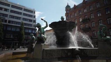  GOTHENBURG, SWEDEN - 27 Ağustos 2018: İnsanlar İsveç 'in Göteborg kentindeki Haga ilçesindeki Jarntorget Meydanı' nı ziyaret ediyorlar. Göteborg, İsveç 'in en büyük ikinci şehridir. Haga bölgesi, Göteborg sokağı., 