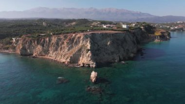 Girit, Yunanistan. Hava aracı atışı. Chania 'daki Falassarna Sahili, Elafonisi lagünü, Falassarna, Tepeler ve Palaiokastro kasabası, Girit, Katholiko Manastırı' ndaki eski Hristiyan kilise kalıntıları, Yunanistan 'ın dönüm noktası.