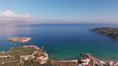 Girit, Yunanistan. Hava aracı atışı. Chania 'daki Falassarna Sahili, Elafonisi lagünü, Falassarna, Tepeler ve Palaiokastro kasabası, Girit, Katholiko Manastırı' ndaki eski Hristiyan kilise kalıntıları, Yunanistan 'ın dönüm noktası.