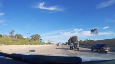 Los Angeles, California USA - 08 18 2023: Kaliforniya 'da şehirlerarası otoyolda araba sürmek. Arabanın ön camından dışarı odaklanmış görüntü. Bulanık banliyö yolu. Otomatik kameranın içinde 