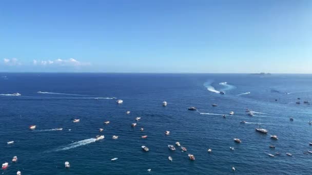 地中海のセーリングボートとヨットの空中ビュー 多くの船が距離を移動する 背景にある山 トランキルブルーウォーター 晴れた夏の日 イタリア — ストック動画