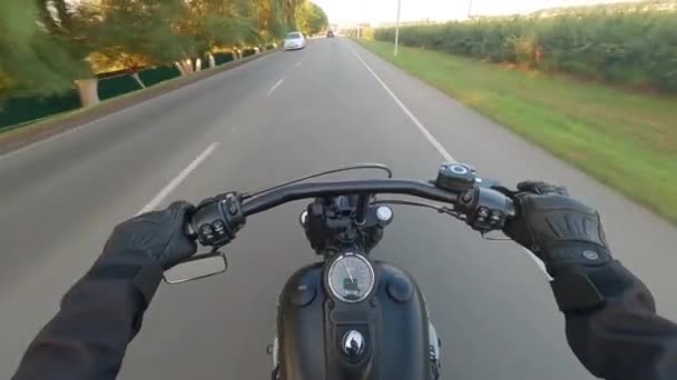 Kiev Ουκρανία 2021 Κορυφαία Άποψη Του Ανθρώπου Ιππασίας Μοτοσικλέτας Pov — Αρχείο Βίντεο