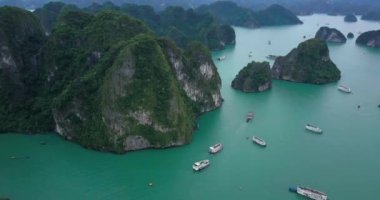 Vietnam 'a seyahat. Tur turizmi keşfi. Bo Hon Adası 'ndan Halong Körfezi manzarası çok güzel. Halong Körfezi, UNESCO Dünya Mirası Alanıdır. Güzel, doğal, kuzey Vietnam.