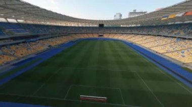 FPV uçuşu, Stadyum. Gece gündüz şehir manzarası. Yukarıdan aydınlık stadyuma kadar oyunlar ve taraftarlarla dolu bir manzara. Stadyum, Kiev, Ukrayna, Futbol stadyumu sahası, futbol arka planı, açık hava sporları 