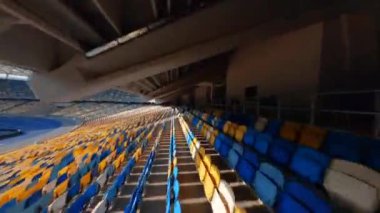FPV uçuşu, Stadyum. Gece gündüz şehir manzarası. Yukarıdan aydınlık stadyuma kadar oyunlar ve taraftarlarla dolu bir manzara. Stadyum, Kiev, Ukrayna, Futbol stadyumu sahası, futbol arka planı, açık hava sporları 