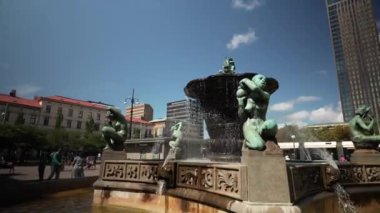  GOTHENBURG, SWEDEN - 27 Ağustos 2018: İnsanlar İsveç 'in Göteborg kentindeki Haga ilçesindeki Jarntorget Meydanı' nı ziyaret ediyorlar. Göteborg, İsveç 'in en büyük ikinci şehridir. Haga bölgesi, Göteborg sokağı., 