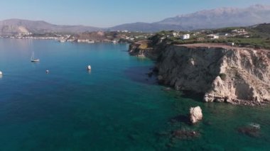 Girit, Yunanistan. Hava aracı atışı. Chania 'daki Falassarna Sahili, Elafonisi lagünü, Falassarna, Tepeler ve Palaiokastro kasabası, Girit, Katholiko Manastırı' ndaki eski Hristiyan kilise kalıntıları, Yunanistan 'ın dönüm noktası.