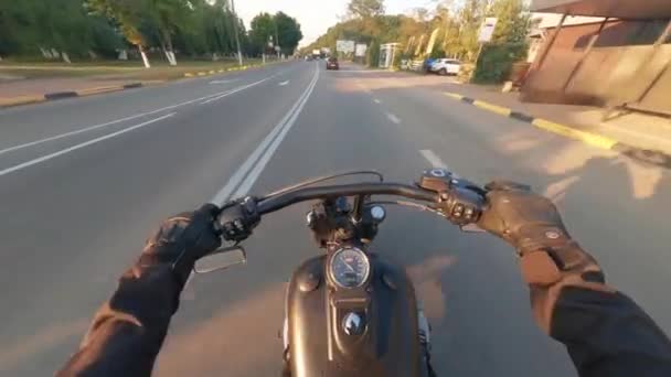 Київ Україна 2021 Вид Зверху Чоловічий Мотоцикл Пов Мотоцикліста Відкритій — стокове відео