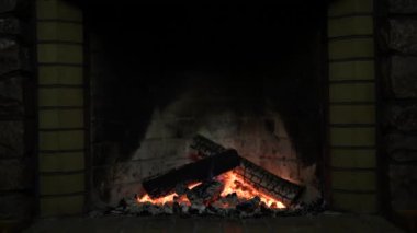Şömine. Rahatlatıcı Şömine. Yakacak odun. Bir kır evinin alevleri. Sıcaklık ve ev konforu. Toprak. Şöminede ateş yanıyor. Şöminede güzel bir ateş, yanan bir odun. 