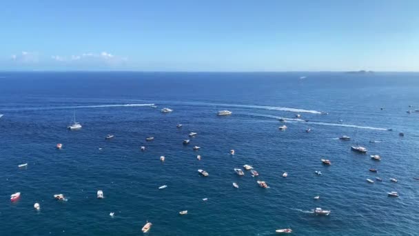 从空中俯瞰远洋的帆船和游艇 许多船在远方航行 后面是山脉 平静的蓝色水 阳光灿烂的夏日 意大利 — 图库视频影像