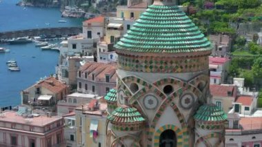 Gün doğumunda Amalfi sahili, Napoli yakınlarında İtalyan sahili, yukarıdan Amalfi ve Atrani kasabaları. İtalyan huzurlu sahil beldesi, eski sahil kasabasının inanılmaz hava görüntüleri.. 