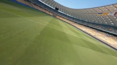 FPV uçuşu, Stadyum. Gece gündüz şehir manzarası. Yukarıdan aydınlık stadyuma kadar oyunlar ve taraftarlarla dolu bir manzara. Stadyum, Kiev, Ukrayna, Futbol stadyumu sahası, futbol arka planı, açık hava sporları 
