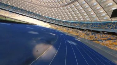 FPV uçuşu, Stadyum. Gece gündüz şehir manzarası. Yukarıdan aydınlık stadyuma kadar oyunlar ve taraftarlarla dolu bir manzara. Stadyum, Kiev, Ukrayna, Futbol stadyumu sahası, futbol arka planı, açık hava sporları 