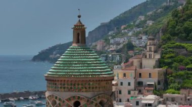 Gün doğumunda Amalfi sahili, Napoli yakınlarında İtalyan sahili, yukarıdan Amalfi ve Atrani kasabaları. İtalyan huzurlu sahil beldesi, eski sahil kasabasının inanılmaz hava görüntüleri.. 