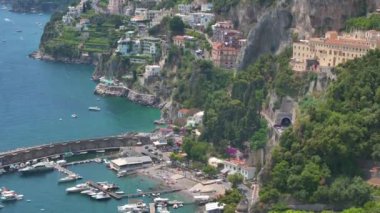 Gün doğumunda Amalfi sahili, Napoli yakınlarında İtalyan sahili, yukarıdan Amalfi ve Atrani kasabaları. İtalyan huzurlu sahil beldesi, eski sahil kasabasının inanılmaz hava görüntüleri.. 