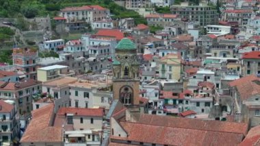 Gün doğumunda Amalfi sahili, Napoli yakınlarında İtalyan sahili, yukarıdan Amalfi ve Atrani kasabaları. İtalyan huzurlu sahil beldesi, eski sahil kasabasının inanılmaz hava görüntüleri.. 
