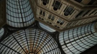 Napoli, İtalya - 8 Nisan 2022: Tarihi Kraliyet Alışveriş Salonu Arcade Galerisi Umberto 'nun cam tavanı, Eski Mimari ve Cam Kemer Tavanlı Tarihi umumi alışveriş galerisi, 