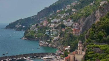 Gün doğumunda Amalfi sahili, Napoli yakınlarında İtalyan sahili, yukarıdan Amalfi ve Atrani kasabaları. İtalyan huzurlu sahil beldesi, eski sahil kasabasının inanılmaz hava görüntüleri.. 