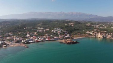 Girit, Yunanistan. Hava aracı atışı. Chania 'daki Falassarna Sahili, Elafonisi lagünü, Falassarna, Tepeler ve Palaiokastro kasabası, Girit, Katholiko Manastırı' ndaki eski Hristiyan kilise kalıntıları, Yunanistan 'ın dönüm noktası.