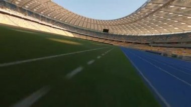FPV uçuşu, Stadyum. Gece gündüz şehir manzarası. Yukarıdan aydınlık stadyuma kadar oyunlar ve taraftarlarla dolu bir manzara. Stadyum, Kiev, Ukrayna, Futbol stadyumu sahası, futbol arka planı, açık hava sporları 