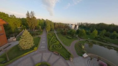 Ukrayna 'daki Ulusal Park. Bahçe tasarımı Yukarıdan 4K hava görüntüsü. Zengin Yanukoviç 'in evi inanılmaz bir ev. Seçkin saray göletinin üstündeki drone kamerası görüntüsü