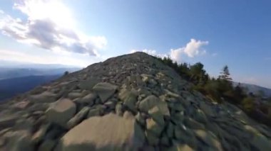 Gorgany, Karpatlar, Ukrayna ve İskoçya 'daki Khomyak Dağı' nın tepesinde insansız hava aracı uçuşu. Dağlar ve kozalaklı ormanlar. Dağlarda bulutlar. 