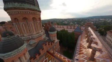 Chernivtsi Üniversitesi 'nin havadan görünüşü, Ukrayna' daki bir unesko dünya mirası sahasının üzerinde uçmak, Ukrayna 'nın ünlü tarihi binası, kuleleri, kubbeleri ve yeşil bahçesi olan muhteşem eski üniversite binası.