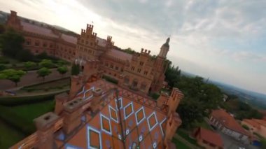 Chernivtsi Üniversitesi 'nin havadan görünüşü, Ukrayna' daki bir unesko dünya mirası sahasının üzerinde uçmak, Ukrayna 'nın ünlü tarihi binası, kuleleri, kubbeleri ve yeşil bahçesi olan muhteşem eski üniversite binası.