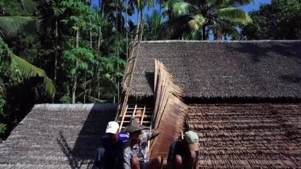 Halong Bay Vietnã 2021 Faça Telhados Tradicionalmente Usando Folhas Palmeira — Vídeo de Stock