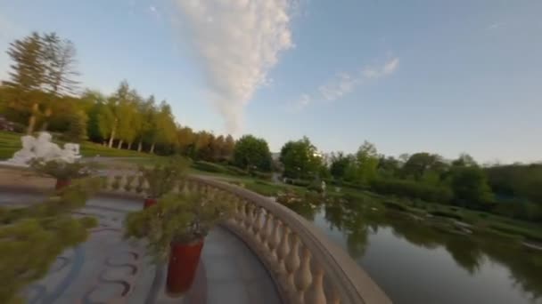乌克兰国家公园 花园设计 4K高空俯瞰 令人惊奇的房子建造华丽的住宅亚努科维奇 精英宫殿池塘上方的无人机摄像 — 图库视频影像