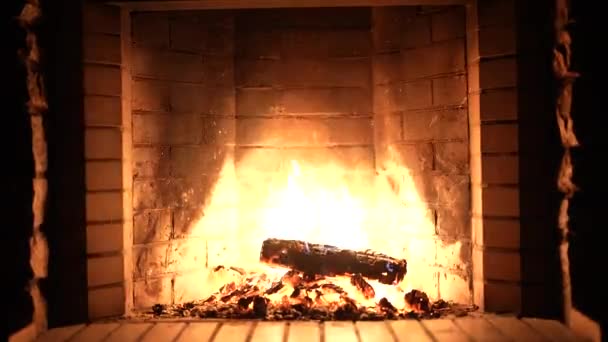 暖炉だ 居心地の良いリラックスした暖炉 田舎の家の炎 温かみと家庭の快適さ 心臓だ 暖炉の火が燃えています 暖炉の中の美しい火木製の燃焼 — ストック動画