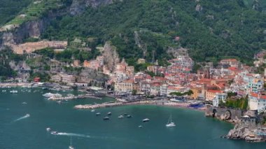 Gün doğumunda Amalfi sahili, Napoli yakınlarında İtalyan sahili, yukarıdan Amalfi ve Atrani kasabaları. İtalyan huzurlu sahil beldesi, eski sahil kasabasının inanılmaz hava görüntüleri.. 