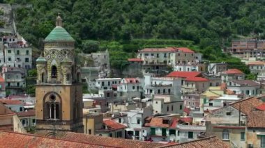 Gün doğumunda Amalfi sahili, Napoli yakınlarında İtalyan sahili, yukarıdan Amalfi ve Atrani kasabaları. İtalyan huzurlu sahil beldesi, eski sahil kasabasının inanılmaz hava görüntüleri.. 