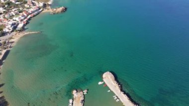 Girit, Yunanistan. Hava aracı atışı. Chania 'daki Falassarna Sahili, Elafonisi lagünü, Falassarna, Tepeler ve Palaiokastro kasabası, Girit, Katholiko Manastırı' ndaki eski Hristiyan kilise kalıntıları, Yunanistan 'ın dönüm noktası.
