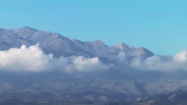 Girit, Yunanistan. Hava aracı atışı. Chania 'daki Falassarna Sahili, Elafonisi lagünü, Falassarna, Tepeler ve Palaiokastro kasabası, Girit, Katholiko Manastırı' ndaki eski Hristiyan kilise kalıntıları, Yunanistan 'ın dönüm noktası.