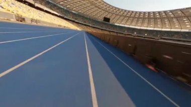 FPV uçuşu, Stadyum. Gece gündüz şehir manzarası. Yukarıdan aydınlık stadyuma kadar oyunlar ve taraftarlarla dolu bir manzara. Stadyum, Kiev, Ukrayna, Futbol stadyumu sahası, futbol arka planı, açık hava sporları 